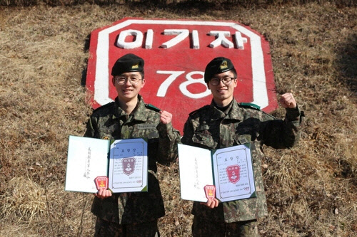 육군 27사단 조현우 병장(왼쪽)과 조현수 상병 형제.        육군 제공